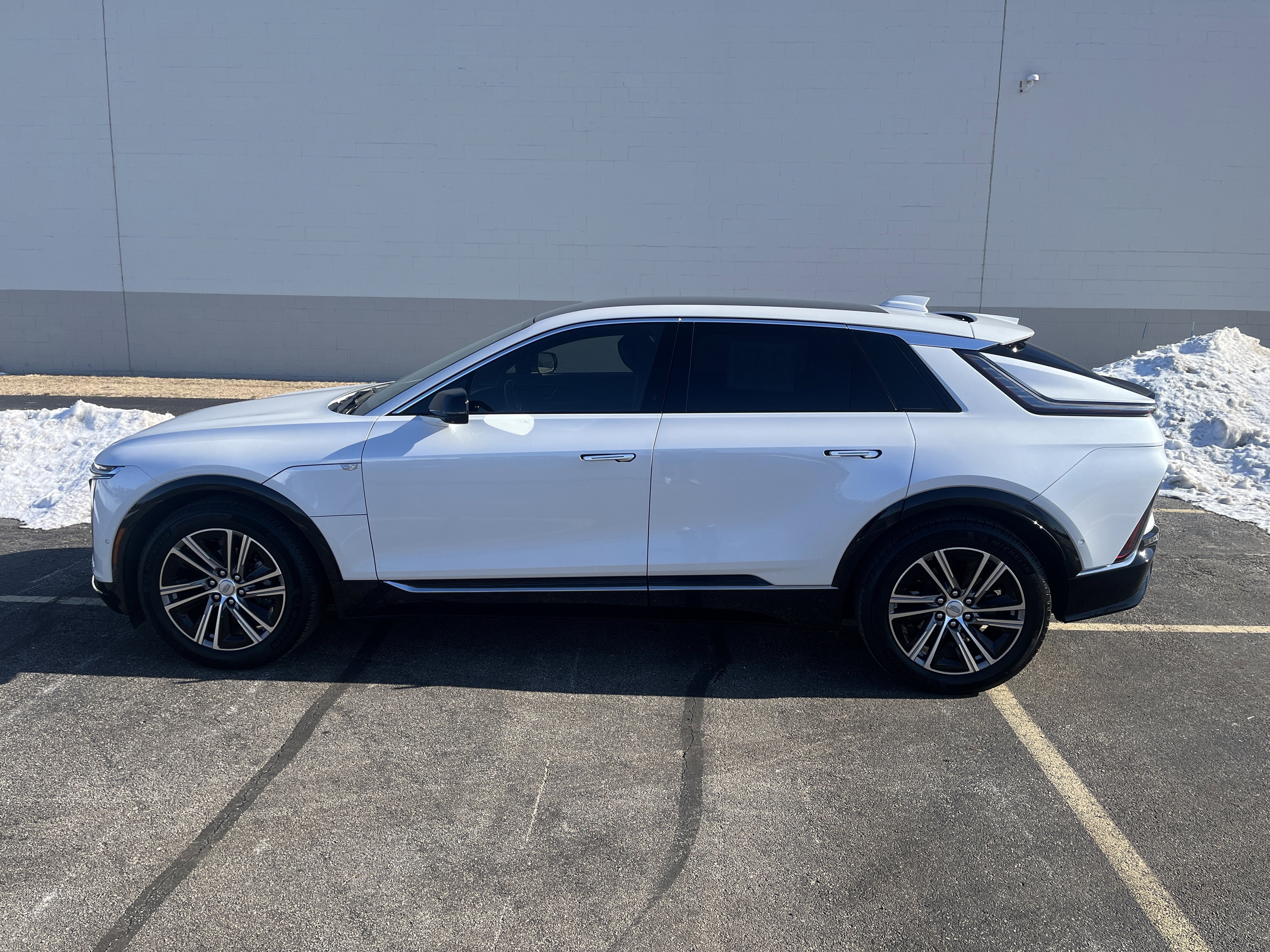 2024 Cadillac LYRIQ Luxury 1